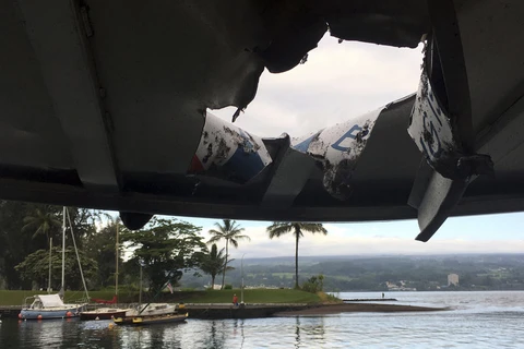 Phần mái tàu bị hỏng nặng. (Nguồn: NPR)