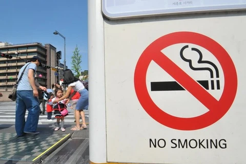 Bảng cấm hút thuốc lá tại một nơi công cộng. (Ảnh: AFP/TTXVN)