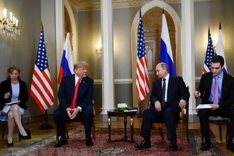 Tổng thống Nga Vladimir Putin (thứ 2, phải) và Tổng thống Mỹ Donald Trump (thứ 2, trái) tại cuộc gặp thượng đỉnh ở Helsinki, Phần Lan ngày 16/7. (Ảnh: AFP/TTXVN)