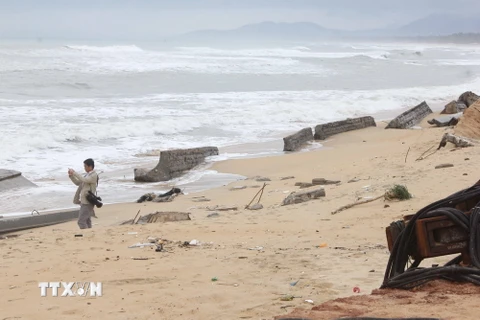 Những khối bêtông của tuyến kè chống xói lở bờ biển Tam Quan bị gãy. (Ảnh: Phạm Kha/TTXVN)