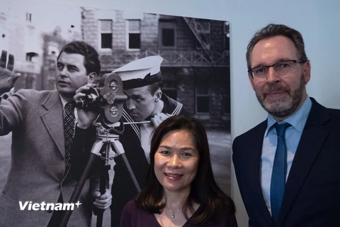 Đại sứ Ngô Thị Hòa chụp cùng Giám đốc Viện phim Joris Ivens trước bức ảnh chân dung nhà làm phim Joris Ivens. (Nguồn: Đại sứ quán Việt Nam tại Hà Lan)