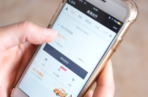 Một người đặt xe qua ứng dụng của Didi Chuxing. (Nguồn: Shutterstock)