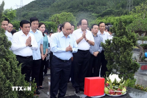 Thủ tướng Nguyễn Xuân Phúc dâng hương tưởng niệm Tổng Bí thư Hà Huy Tập tại Hà Tĩnh. (Ảnh: Thống Nhất/TTXVN)