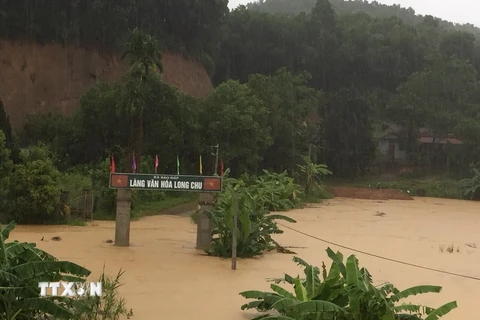 Nước từ sông Hồng dâng cao tràn vào nhiều điểm ở xã Báo Đáp, huyện Trấn Yên (Yên Bái) gây ngập úng nặng. (Ảnh: TTXVN)