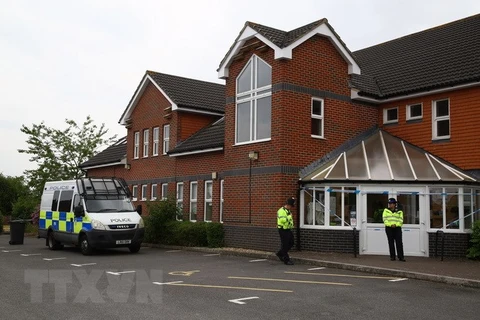 Cảnh sát gác bên ngoài ngôi nhà tại Amesbury ngày 4/7 vừa qua, nơi hai nạn nhân được phát hiện trong tình trạng bất tỉnh do nhiễm chất độc thần kinh Novichok. (Ảnh: AFP/TTXVN) 