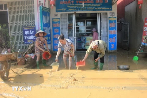 Người dân nỗ lực khắc phục hậu quả do mưa lũ. (Ảnh: Tạ Toàn/TTXVN)