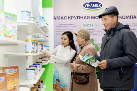 Sản phẩm Vinamilk được trưng bày tại hội chợ Hàng Việt Nam chất lượng cao Moskva 2015 tại Nga và đã chiếm được cảm tình của người tiêu dùng nơi đây. (Nguồn: Vinamilk)