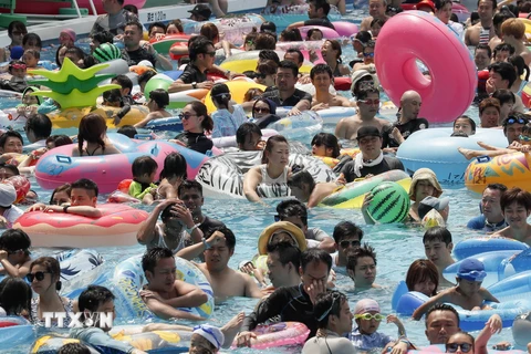 Người dân tránh nắng nóng tại bể bơi trong công viên ở thủ đô Tokyo, Nhật Bản ngày 16/7. (Ảnh: EPA/TTXVN)