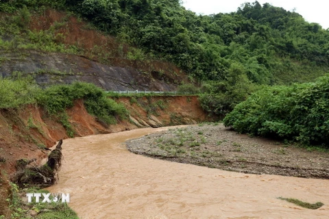 Một cung đường nằm trên vùng có nguy cơ sạt lở đất (đoạn đường vành đai biên giới Pom Lót-Núa Ngam-Huổi Puộc), huyện Điện Biên. (Ảnh: Phan Tuấn Anh/TTXVN)