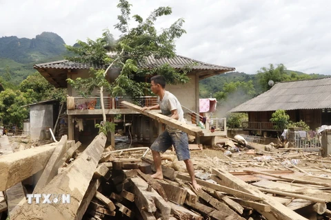 Người dân bản Tủ, xã Sơn Lương, huyện Văn Chấn khắc phục hậu quả mưa lũ. (Ảnh: Việt Dũng/TTXVN)