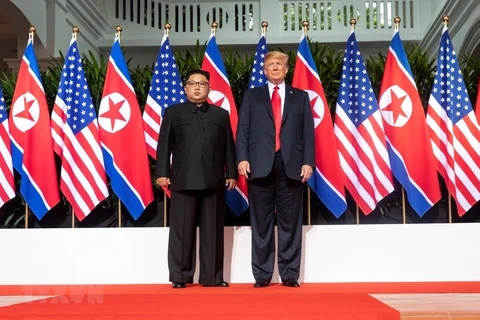 Tổng thống Mỹ Donald Trump (phải) và nhà lãnh đạo Triều Tiên Kim Jong-un tại cuộc gặp thượng đỉnh Mỹ-Triều ở Singapore ngày 12/6. (Nguồn: Yonhap/TTXVN)
