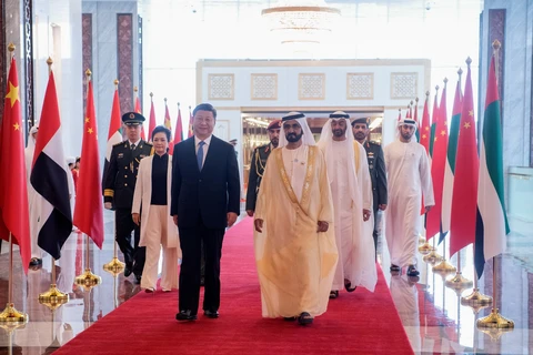 Thủ tướng UAE Sheikh Mohammed bin Rashid Al Maktoum (giữa, phải) và Chủ tịch Trung Quốc Tập Cận Bình (giữa, trái) tại lễ đón ở Abu Dhabi ngày 19/7. (Ảnh: THX/TTXVN)