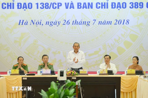 Phó Thủ tướng Thường trực Chính phủ Trương Hòa Bình (giữa), Trưởng Ban Chỉ đạo 138/CP, Trưởng BCĐ 389 chủ trì hội nghị. (Ảnh: Doãn Tấn/TTXVN)