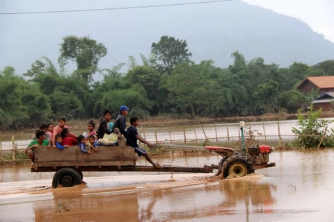 Người dân Lào được sơ tán ra ngoài khu vực bị ảnh hưởng sau sự cố vỡ đập thủy điện. (Ảnh: Phạm Kiên/Vietnam+)