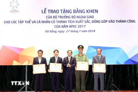 Đại diện các tập thể của thành phố Đà Nẵng nhận Bằng khen của Bộ trưởng Bộ Ngoại giao Phạm Bình Minh tại buổi lễ. (Ảnh: Trần Lê Lâm/TTXVN)