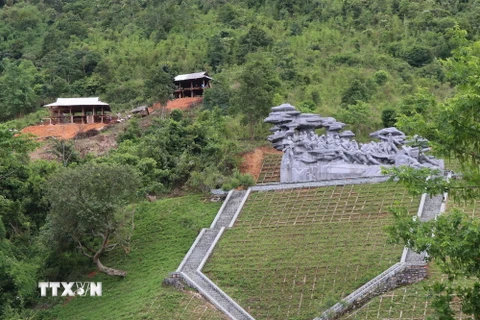 Di tích Cụm Tượng đài Kéo pháo trên triền đồi Bó Hôm (xã Nà Nhạn, huyện Điện Biên) đang bị xâm hại. (Ảnh: Nguyễn Xuân Tiến/TTXVN)