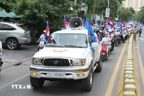 Người dân diễu hành ủng hộ đảng Nhân dân Campuchia (CPP). (Ảnh: Chanh Đa/TTXVN)