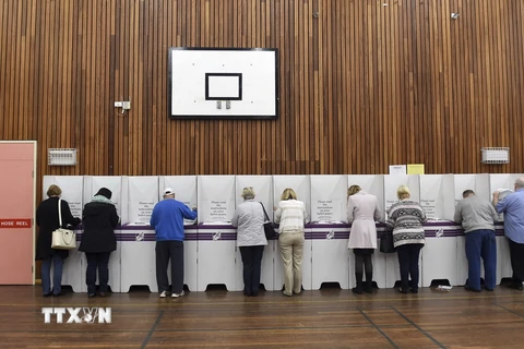 Cử tri Australia bỏ phiếu tại điểm bầu cử ở Sydney, ngày 2/7. (Nguồn: EPA/TTXVN)