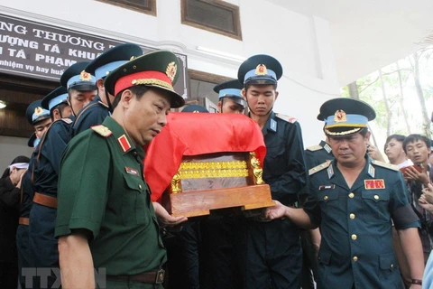 Di quan đưa thi hài của Thượng tá Khuất Mạnh Trí và Đại tá Phạm Giang Nam về mai táng tại quê nhà. (Ảnh: Tá Chuyên/TTXVN)