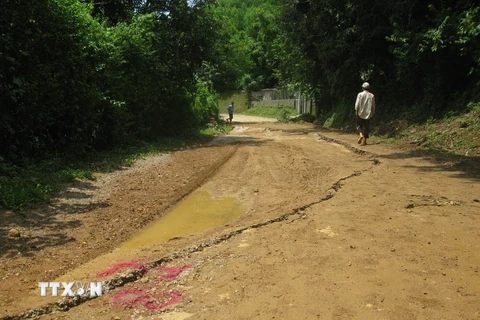 Các vết nứt trên đoạn đường tại Km 3 đường tỉnh 445, xóm Máy Giấy, xã Dân Hạ huyện Kỳ Sơn. (Ảnh: Thanh Hải/TTXVN)