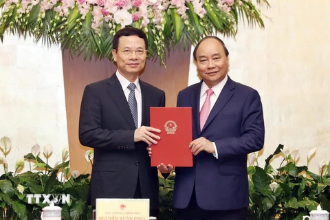 Thủ tướng Nguyễn Xuân Phúc đã trao Quyết định giao quyền Bộ trưởng Bộ Thông tin và Truyền thông cho đồng chí Nguyễn Mạnh Hùng. (Ảnh: Thống Nhất/TTXVN)