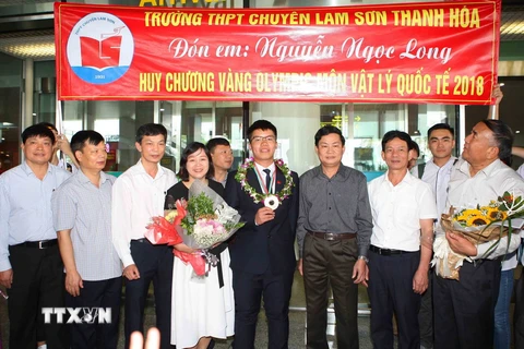 Nguyễn Ngọc Long, học sinh lớp 12, Trường THPT Chuyên Lam Sơn (Thanh Hóa) giành huy chương Vàng Olympic Vật lý quốc tế lần thứ 49 năm 2018 bên người thân. (Ảnh: Thanh Tùng/TTXVN)
