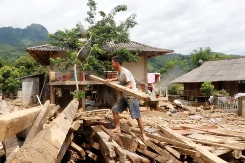 Người dân bản Tủ, xã Sơn Lương, huyện Văn Chấn khắc phục hậu quả mưa lũ. (Ảnh: Việt Dũng/TTXVN) 