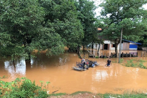 Sơ tán người dân khỏi khu vực nguy hiểm sau sự cố vỡ đập thủy điện Xe Pian-Xe Namnoy ở huyện Sanamxay, tỉnh Attapeu, Lào ngày 24/7. (Nguồn: THX/TTXVN)