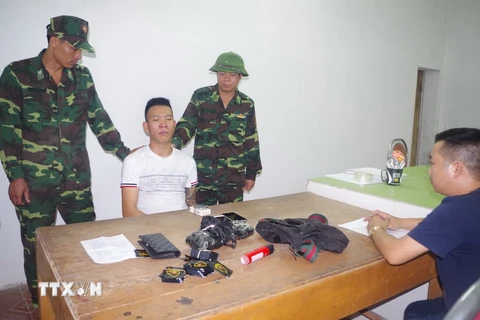 Đối tượng Trần Văn Tuấn bị bắt giữ. (Nguồn: TTXVN)