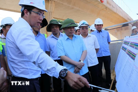 Bộ trưởng Bộ Giao thông Vận tải Nguyễn văn Thể kiểm tra dự án đường cao tốc Đà Nẵng-Quảng Ngãi. (Ảnh: Trần Tĩnh/TTXVN)