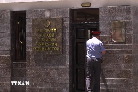 Lối vào tòa nhà Bộ Nội vụ Tajikistan trước cuộc họp báo của Bộ trưởng Ramazon Hamro Rahimzoda về vụ tấn công du khách nước ngoài ở tỉnh Danghara, ngày 30/7. (Ảnh: AFP/TTXVN)
