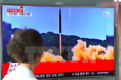 Hình ảnh phát trên truyền hình tại một nhà ga Seoul (Hàn Quốc) về vụ phóng tên lửa đạn đạo liên lục địa của Triều Tiên hồi giữa năm 2017. (Nguồn: AFP/TTXVN)