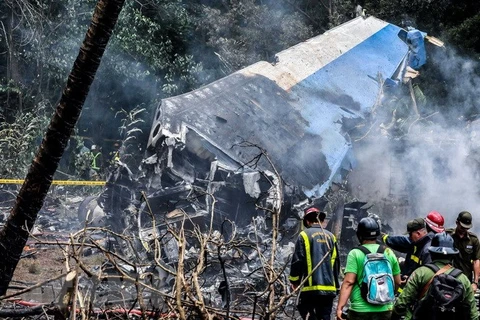 Lực lượng cứu hộ làm nhiệm vụ tại hiện trường vụ rơi máy bay Boeing-737 ở La Habana, Cuba ngày 18/5. (Ảnh: THX/TTXVN)