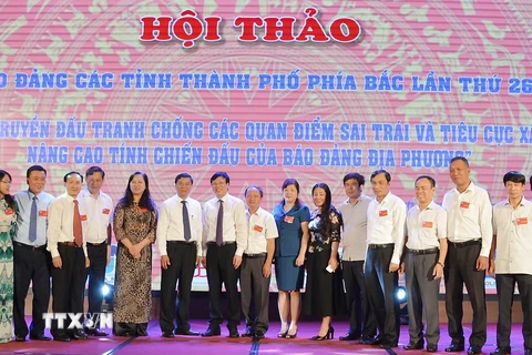 Lãnh đạo Hội Nhà báo Việt Nam, lãnh đạo tỉnh Bắc Ninh và các đại biểu tại hội thảo. (Ảnh: Thái Hùng/TTXVN)