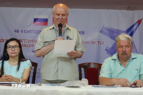 Ông N. Kolesnik (giữa), Chủ tịch Hội cựu chuyên gia quân sự từng công tác tại Việt Nam phát biểu tại buổi gặp mặt. (Ảnh: Hồng Quân/TTXVN)