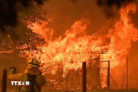 Lửa bốc dữ dội tại một căn nhà khi cháy rừng lan tới quần thể Mendocino ở Lakeport, California ngày 30/7. (Ảnh: AFP/TTXVN)