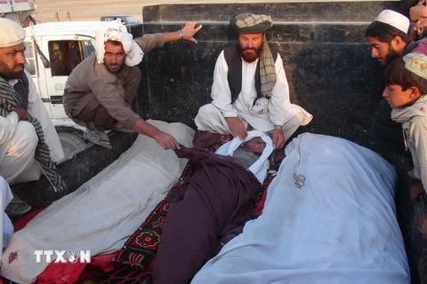 Thi thể các nạn nhân sau vụ không kích của không lực Mỹ xuống làng Dasht-e-Bari ở Logar. (Ảnh: AFP/TTXVN)