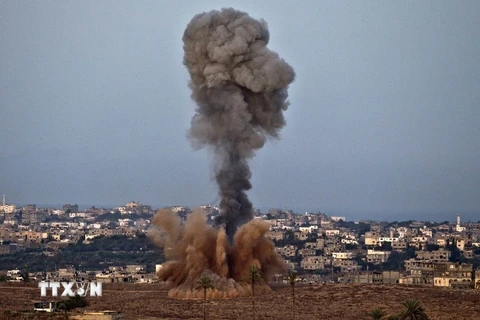 Khói bốc lên sau các cuộc không kích của quân đội Israel vào Dải Gaza. (Ảnh: IRNA/TTXVN)