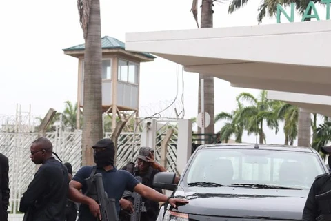 Nhân viên mật vụ bao vây trụ sở Quốc hội Nigeria. (Nguồn: CNN)