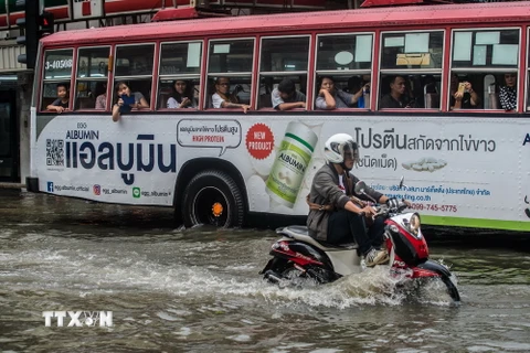 Cảnh ngập lụt sau những trận mưa lớn tại Bangkok. (Ảnh: AFP/TTXVN)