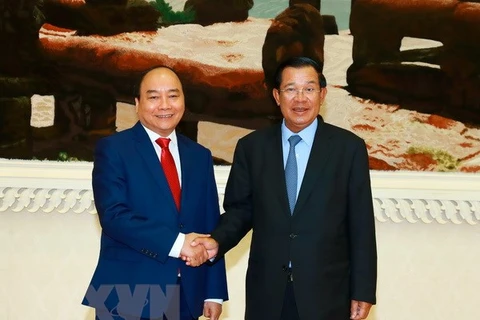 Thủ tướng Nguyễn Xuân Phúc và Thủ tướng Hoàng gia Campuchia Samdech Techo Hun Sen. (Ảnh: Thống Nhất/TTXVN)