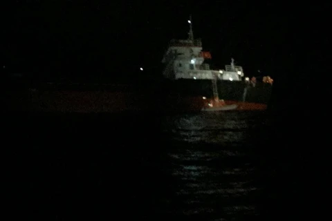 Cứu nạn tàu cá trong đêm. (Nguồn: Vietnam MRCC)