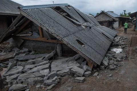 Cảnh đổ nát sau trận động đất ở làng Sajang, Lombok, Indonesia ngày 31/7. (Ảnh: THX/TTXVN)