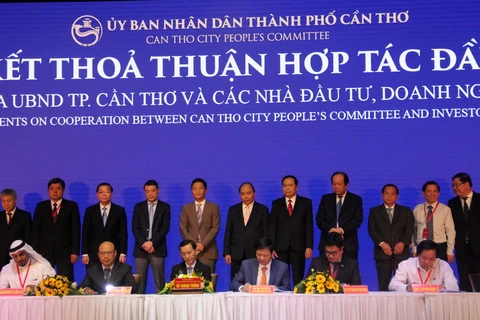 Các đại biểu ký kết hợp tác đầu tư với Ủy ban Nhân dân thành phố Cần Thơ. (Nguồn: Vietnam+)
