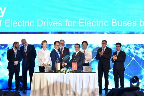 Ông Võ Quang Huệ - Phó Tổng Giám đốc Tập đoàn Vingroup (phải) và tiến sỹ Phạm Thái Lai, Chủ tịch kiêm Tổng Giám đốc Siemens Việt Nam (trái) ký hợp đồng về cung cấp công nghệ và linh kiện để sản xuất xe buýt điện mang thương hiệu VinFast. (Nguồn: Vingroup)