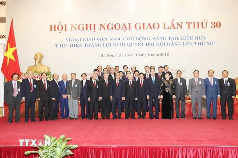 Các lãnh đạo Đảng, Nhà nước và các đại biểu dự Hội nghị Ngoại giao lần thứ 30 chụp ảnh chung. (Ảnh: Trí Dũng/TTXVN)