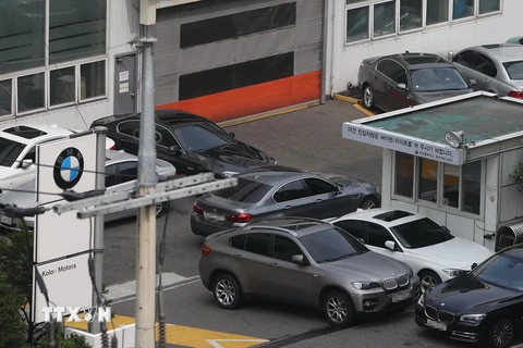 Xe BMW chờ kiểm tra tại trung tâm bảo hành của hãng ở Seoul, Hàn Quốc ngày 3/8. (Ảnh: Yonhap/TTXVN)
