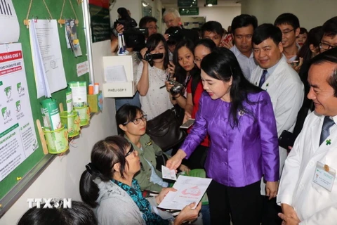 Bộ trưởng Bộ Y tế Nguyễn Thị Kim Tiến thăm hỏi bệnh nhân đang chờ khám bệnh tại Bệnh viện Hoàn Mỹ Sài Gòn. (Ảnh: Đinh Hằng/TTXVN)