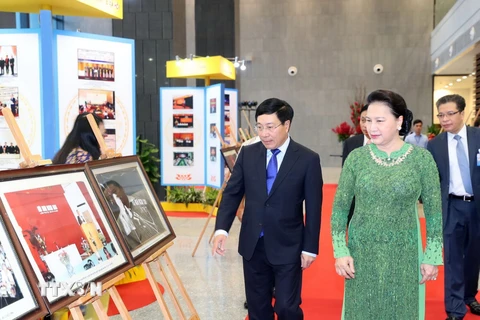 Chủ tịch Quốc hội Nguyễn Thị Kim Ngân xem triển lãm ảnh của ngành ngoại giao. (Ảnh: Trọng Đức/TTXVN)