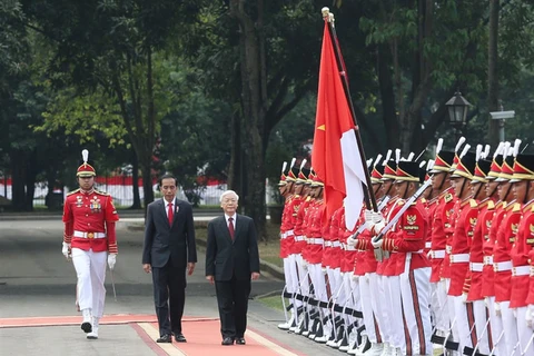 Tổng Bí thư Nguyễn Phú Trọng và Tổng thống Indonesia Joko Widodo duyệt đội danh dự trong chuyến thăm Indonesia của Tổng Bí thư Nguyễn Phú Trọng tháng 7/2017. (Ảnh: Trí Dũng/TTXVN)